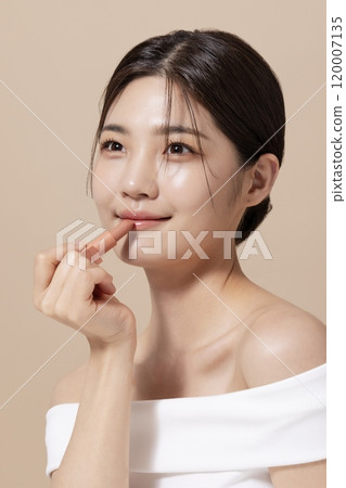 Woman in her 20s holding cosmetics Woman in her 20s holding cosmetics 120007135
