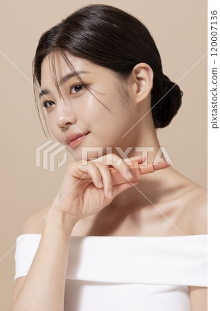 Woman in her 20s holding cosmetics 120007136