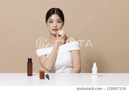 Woman in her 20s holding cosmetics 120007138