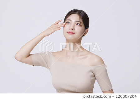 A pretty woman in her 20s posing with her hands 120007204