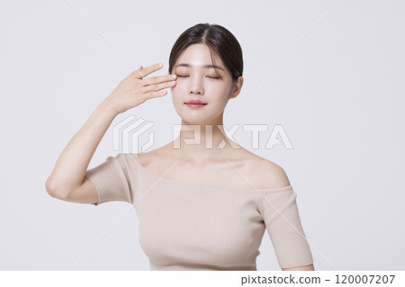 A pretty woman in her 20s posing with her hands 120007207