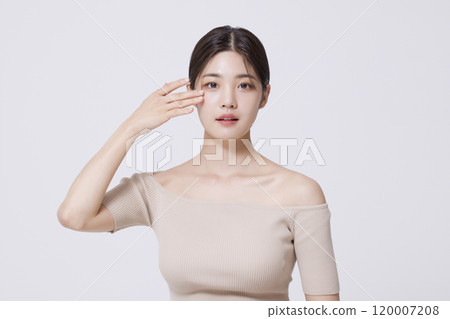 A pretty woman in her 20s posing with her hands 120007208