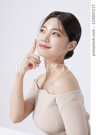 A pretty woman in her 20s posing with her hands A pretty woman in her 20s posing with her hands 120007217