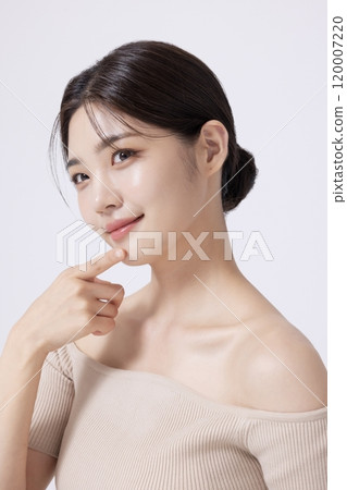 A pretty woman in her 20s posing with her hands 120007220