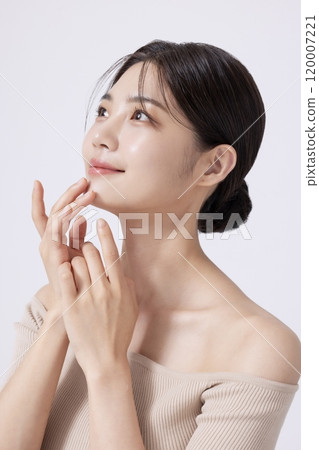 A pretty woman in her 20s posing with her hands A pretty woman in her 20s posing with her hands 120007221