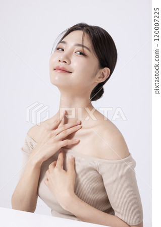 A pretty woman in her 20s posing with her hands A pretty woman in her 20s posing with her hands 120007225