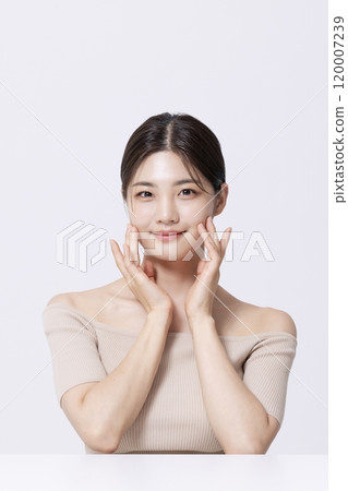 A pretty woman in her 20s posing with her hands A pretty woman in her 20s posing with her hands 120007239