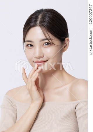 A pretty woman in her 20s posing with her hands 120007247