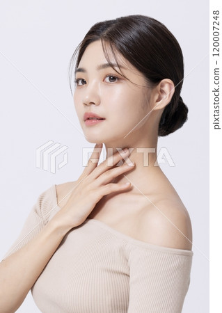 A pretty woman in her 20s posing with her hands 120007248