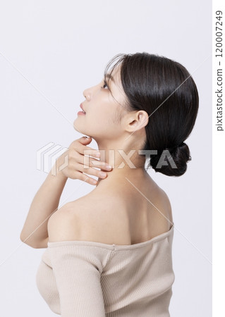 A pretty woman in her 20s posing with her hands 120007249