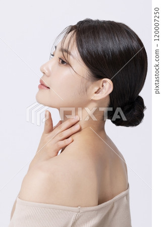 A pretty woman in her 20s posing with her hands A pretty woman in her 20s posing with her hands 120007250