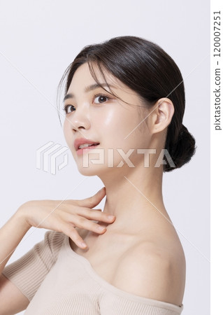 A pretty woman in her 20s posing with her hands A pretty woman in her 20s posing with her hands 120007251