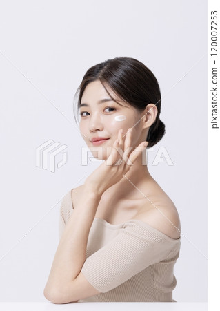 A pretty woman in her 20s posing with her hands 120007253