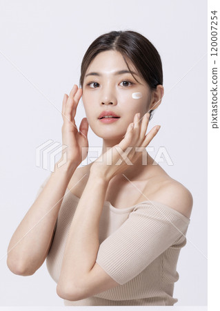 A pretty woman in her 20s posing with her hands 120007254