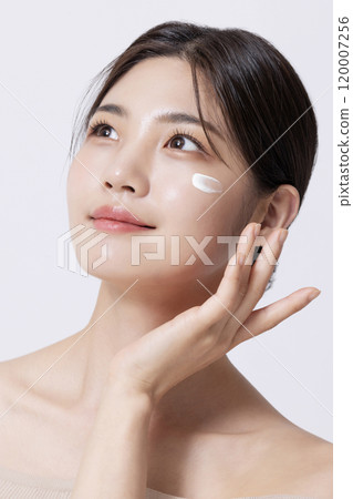 A pretty woman in her 20s posing with her hands A pretty woman in her 20s posing with her hands 120007256