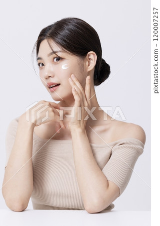 A pretty woman in her 20s posing with her hands A pretty woman in her 20s posing with her hands 120007257