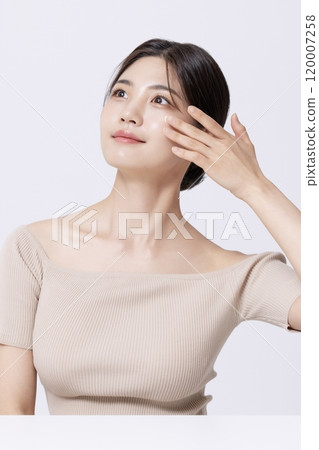 A pretty woman in her 20s posing with her hands A pretty woman in her 20s posing with her hands 120007258
