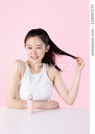 Teenage woman posing with cosmetics 120007275