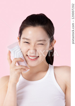 Teenage woman posing with cosmetics 120007282