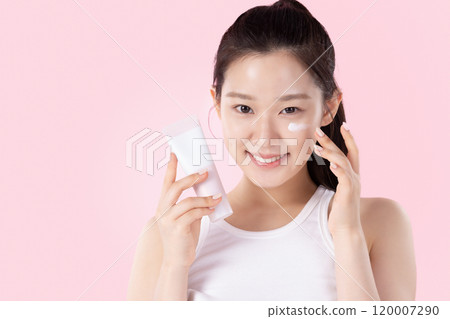 Teenage woman posing with cosmetics 120007290