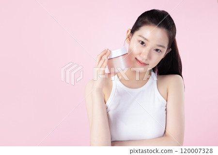 Teenage woman posing with a pack pad 120007328
