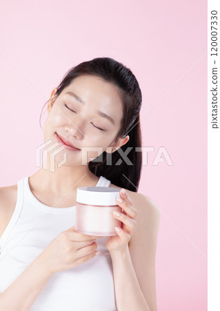 Teenage woman posing with a pack pad 120007330