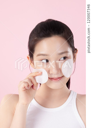 A teenage woman who tried putting a pack pad on her face 120007346