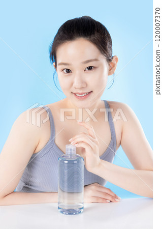 A teenage woman posing with cosmetics 120007370