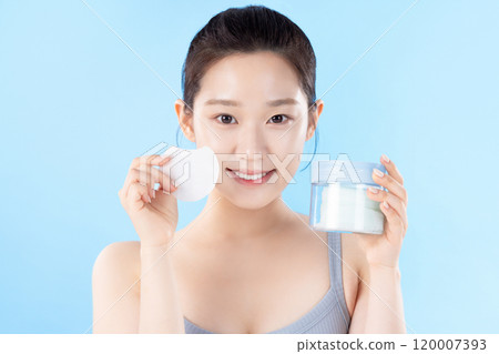 A teenage woman posing with cosmetics 120007393