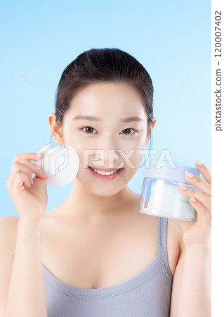 A teenage woman posing with cosmetics 120007402