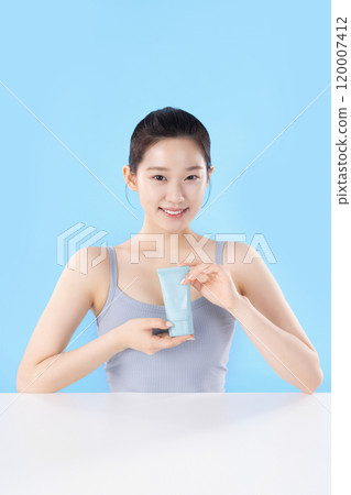 A teenage woman posing with cosmetics 120007412
