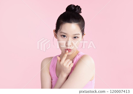 A teenage woman posing and looking at the camera with a cute expression 120007413