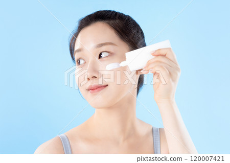 A teenage woman posing with cosmetics 120007421