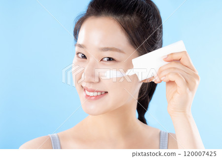 A teenage woman posing with cosmetics 120007425