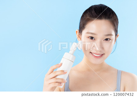 A teenage woman posing with cosmetics 120007432