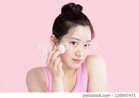 A teenage woman posing with cosmetics 120007471