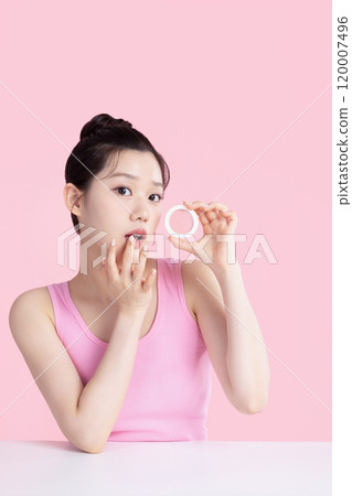 A teenage woman posing with cosmetics 120007496