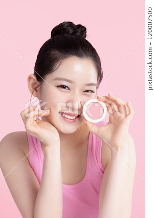 A teenage woman posing with cosmetics 120007500