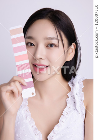 A woman in her 20s posing with a personal color palette A woman in her 20s posing with a personal color palette 120007510