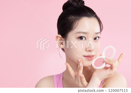A teenage woman posing with cosmetics 120007515
