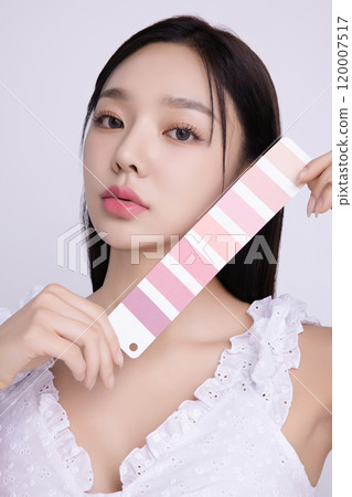 A woman in her 20s posing with a personal color palette 120007517