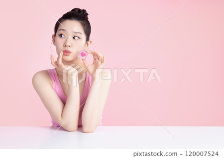 A teenage woman posing with cosmetics 120007524