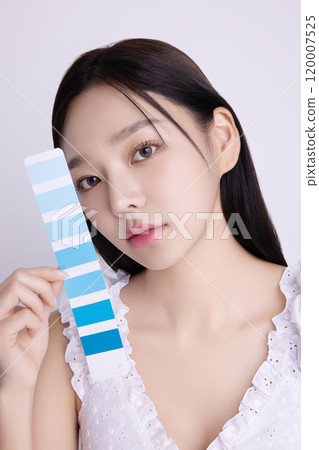 A woman in her 20s posing with a personal color palette 120007525