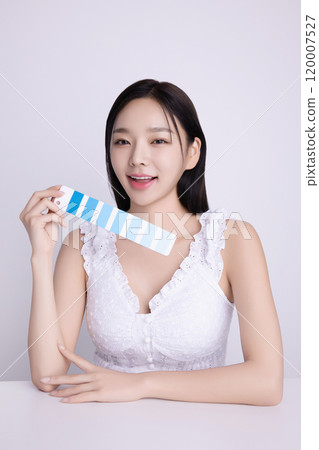A woman in her 20s posing with a personal color palette A woman in her 20s posing with a personal color palette 120007527