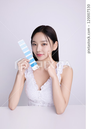 A woman in her 20s posing with a personal color palette A woman in her 20s posing with a personal color palette 120007530