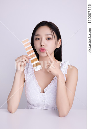 A woman in her 20s posing with a personal color palette A woman in her 20s posing with a personal color palette 120007536