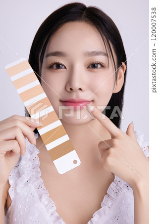 A woman in her 20s posing with a personal color palette A woman in her 20s posing with a personal color palette 120007538