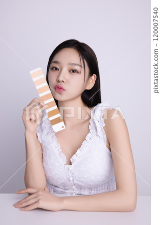 A woman in her 20s posing with a personal color palette A woman in her 20s posing with a personal color palette 120007540