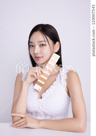 A woman in her 20s posing with a personal color palette 120007545