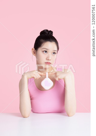 Teenage woman posing with facts 120007561